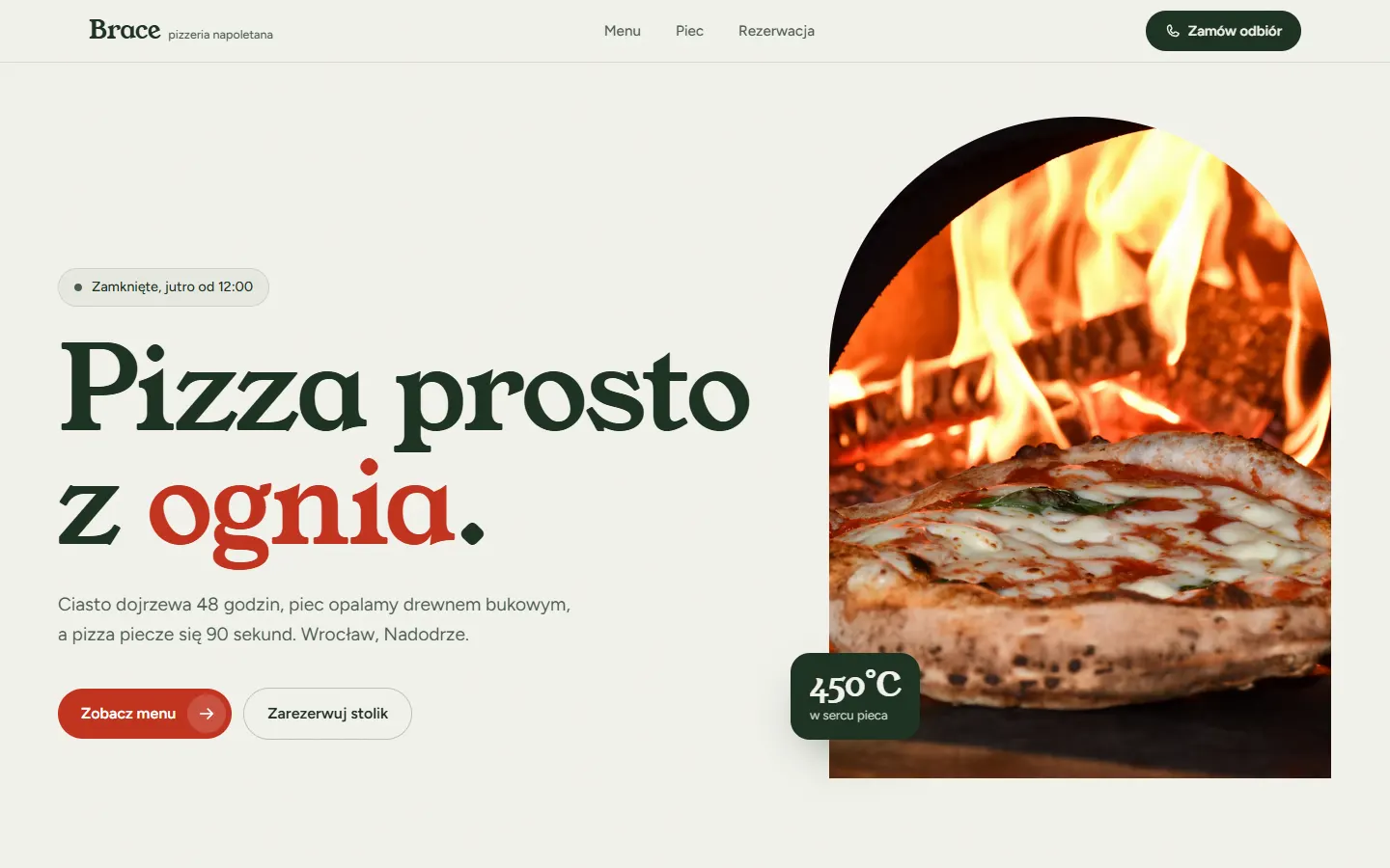 Strona pizzerii Brace: hasło Pizza prosto z ognia i zdjęcie pizzy w piecu w kształcie łuku